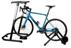 stol-wahoo-kickr-dlya-velotrenazhera-s-podstavkoj-dlya-noutbuka6.240 Velostanok Tacx Boost kypit v Moskve v internet-magazine «VELOSTANOK» Velostanok Tacx Boost Стол Wahoo KICKR для велотренажера с подставкой для ноутбука