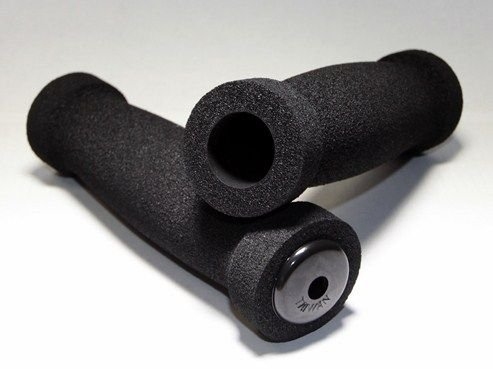 296_0.0x460 Chililon gripsi cll-129, 22h120mm, neopren, 22h120mm, s zaglyshkami, chyornie kypit v Moskve v internet-magazine «VELOSTANOK» Chililon gripsi cll-129, 22h120mm, neopren, 22h120mm, s zaglyshkami, chyornie Chililon грипсы cll-129, 22х120мм, неопрен, 22х120мм, с заглушками, чёрные