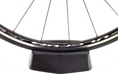 kickr-snap-wheel-block-2.jpg.240 Velostanok Elite Novo Force kypit v Moskve v internet-magazine «VELOSTANOK» Velostanok Elite Novo Force Подставка для переднего колеса Wahoo KICKR SNAP