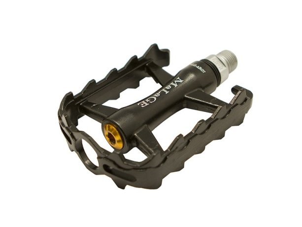 v_12717_0.0x460 Velosipednie pedali MLG-AR07 aluminievie, 95h72h24mm, os CrMo, 1 sharikovii podshipnik + 1 podshipnik skoljeniya, otrajatel, ves 320g chyornie kypit v Moskve v internet-magazine «VELOSTANOK» Velosipednie pedali MLG-AR07 aluminievie, 95h72h24mm, os CrMo, 1 sharikovii podshipnik + 1 podshipnik skoljeniya, otrajatel, ves 320g chyornie Велосипедные педали MLG-AR07 алюминиевые, 95х72х24мм, ось CrMo, 1 шариковый подшипник + 1 подшипник скольжения, отражатель, вес 320г чёрные